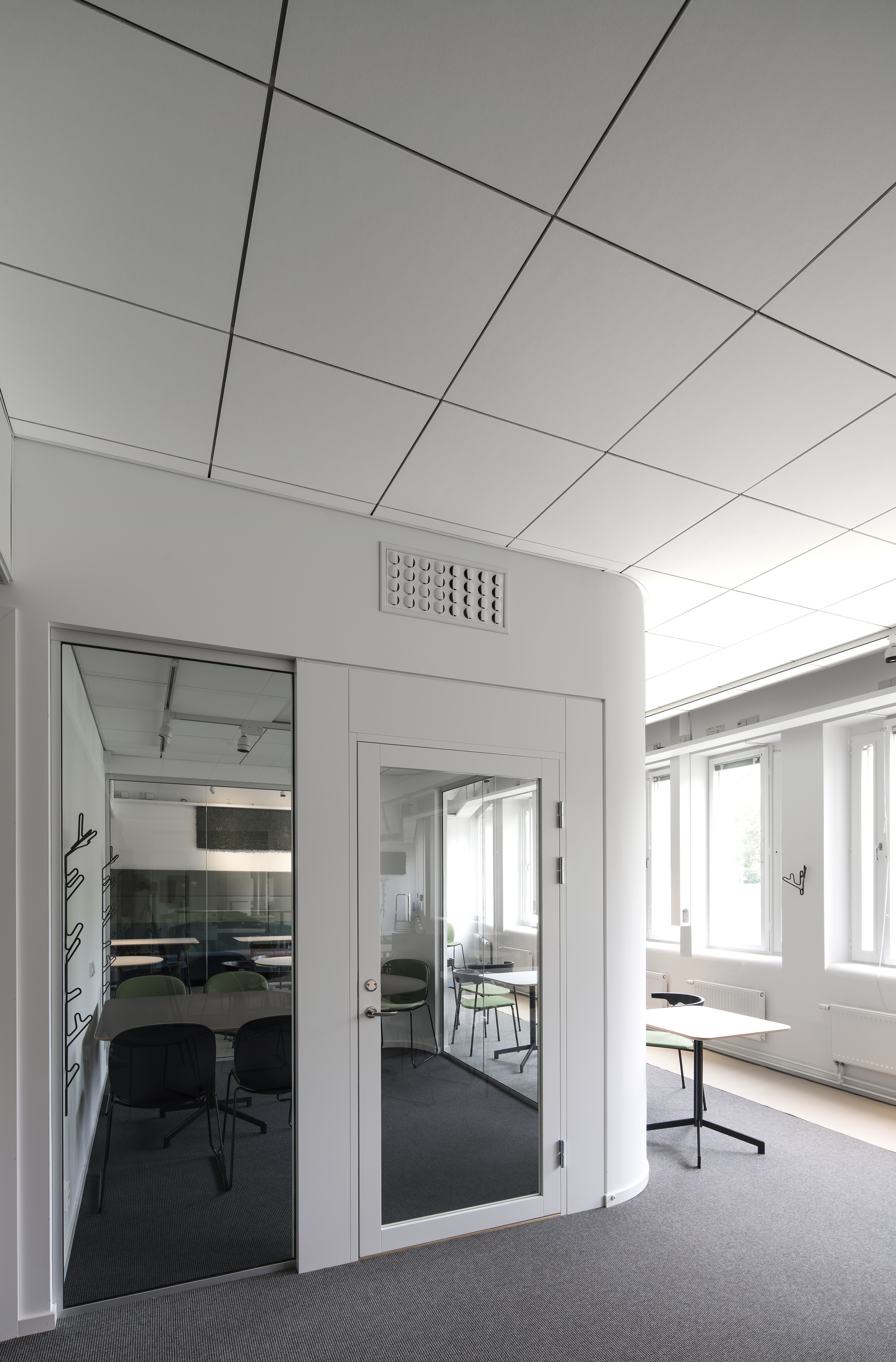 SE, Ekonomikum Uppsala universitet, Uppsala, Sweco Architects AB, Örebro - Jonas Kjellander, Education, auditorium, Rockfon Blanka, M-edge, 600x600x20, white, Rockfon System T24 A, E™ Standard White, classroom, corridor, kitchen, canteen