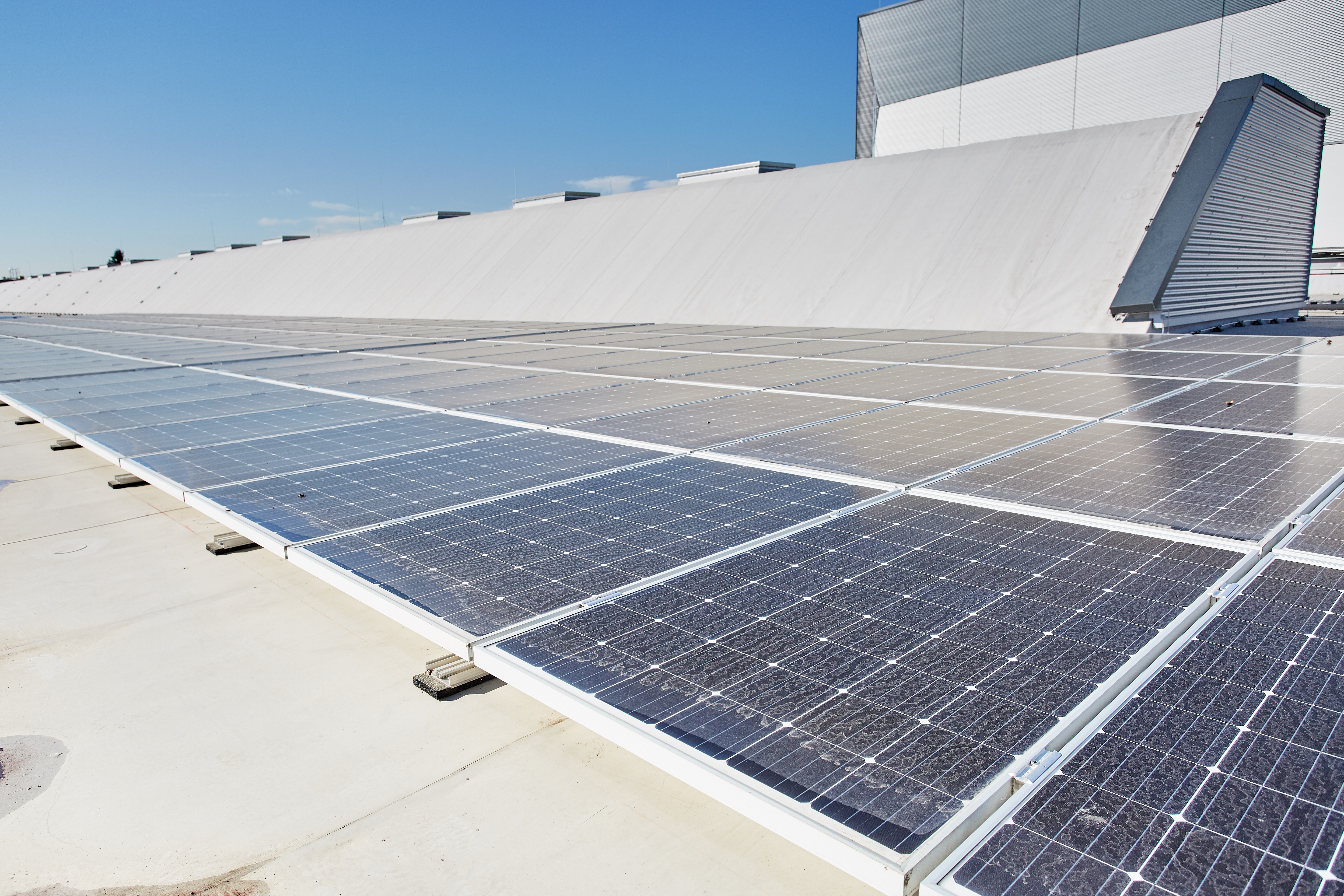 pim, flatroof, flat roof, fri, FRI, Flachdach, insulation, Solarrock, solar panel, solar panels, PV, PV-Anlage, Photovotaik, higher stressed flat roof, höher beansprucht, walkway, Wartungsweg, Germany, SEW Bruchsal 10/2017, Job 5091