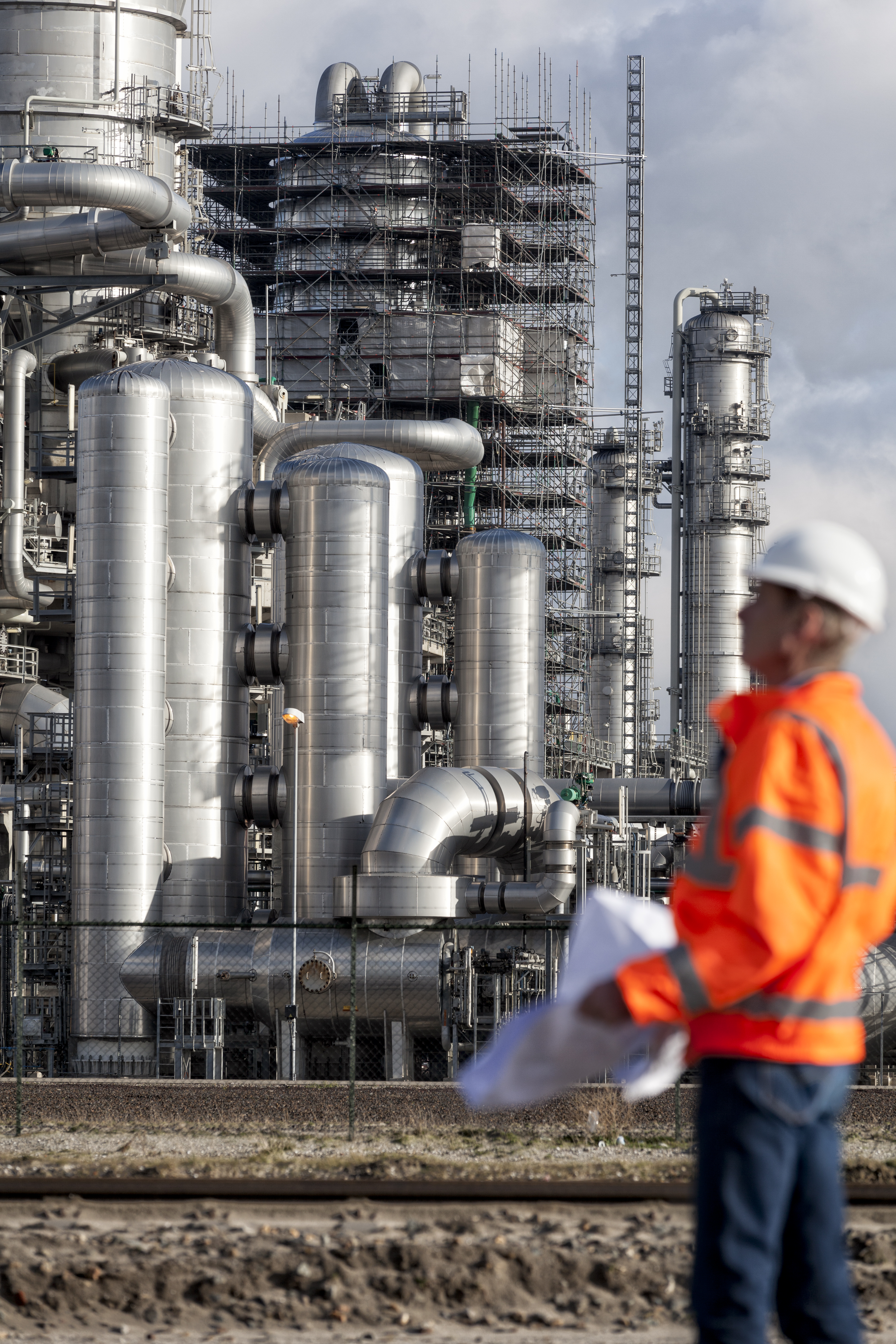 worker, helmet, process, owner, vessel, column, engineer, distillation tower, industry, industrial, plant, ProRox, energy,one person, vertical