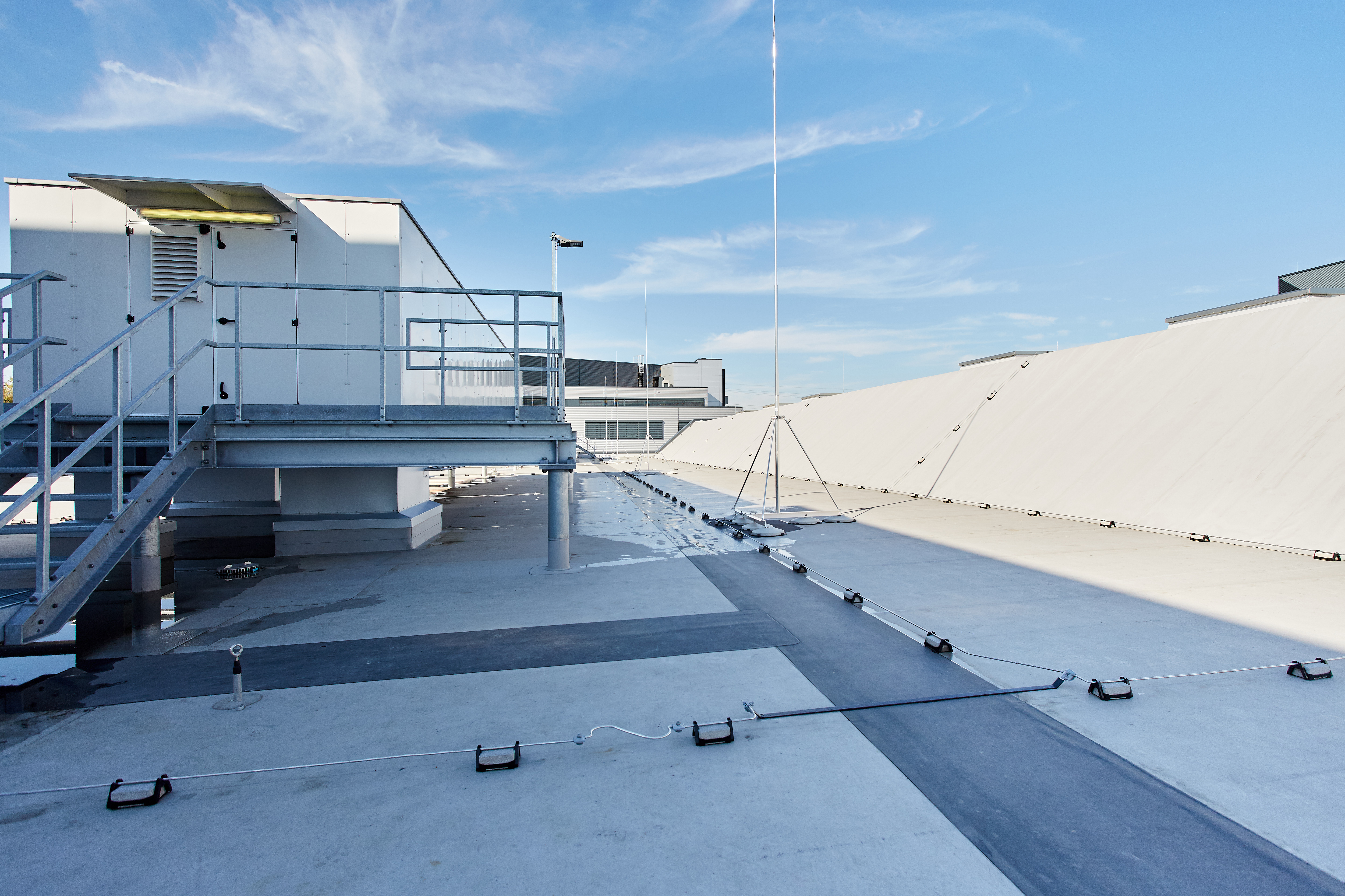 pim, flatroof, flat roof, fri, FRI, Flachdach, insulation, Solarrock, higher stressed flat roof, höher beansprucht, walkway, Wartungsweg, Germany, SEW Bruchsal 10/2017, Job 5091, gespiegelt, retuschiert, header/hero